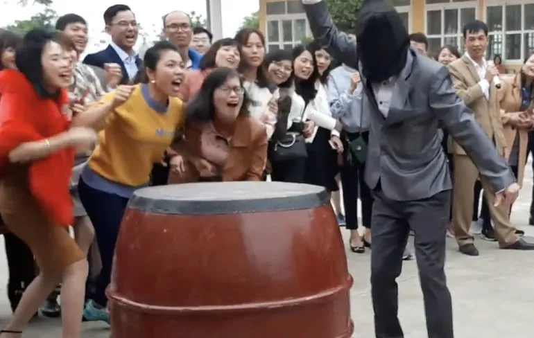 Gast is spelletje met blinddoek en knuppel snel zat