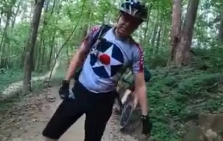 Boomer kan het niet laten om te mekkeren tegen gehandicapte met e-biker