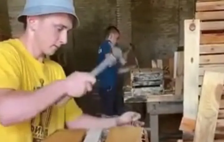 Gasten tikken houten kistjes in elkaar alsof er geen morgen zal zijn