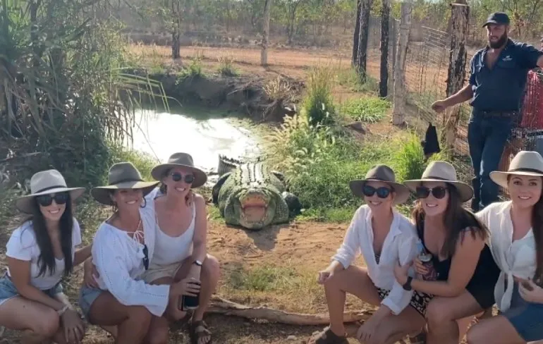 Dames schrikken nogal tijdens foto maken met zoutwaterkrokodil