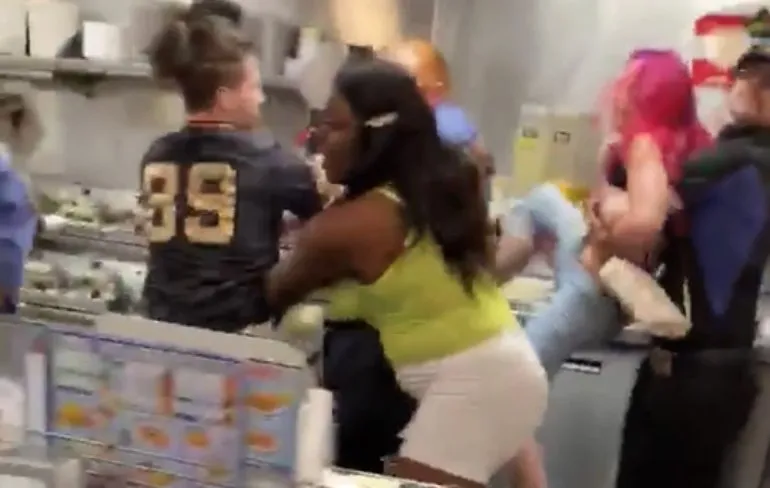 Tuig vliegt medewerkers van Waffle House aan