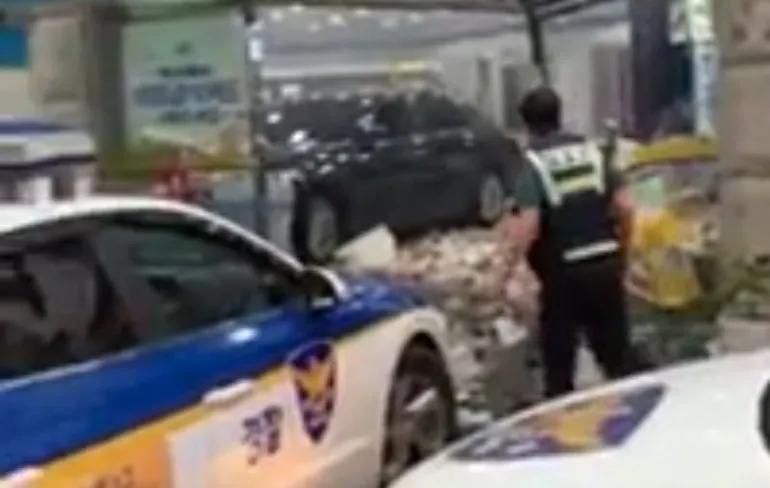 Dame verwoest winkel met haar auto om een knutselwedstrijd