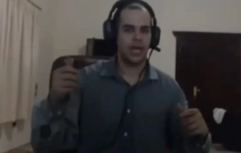 En toen kwam er een vingerhoedje mee tijdens het streamen