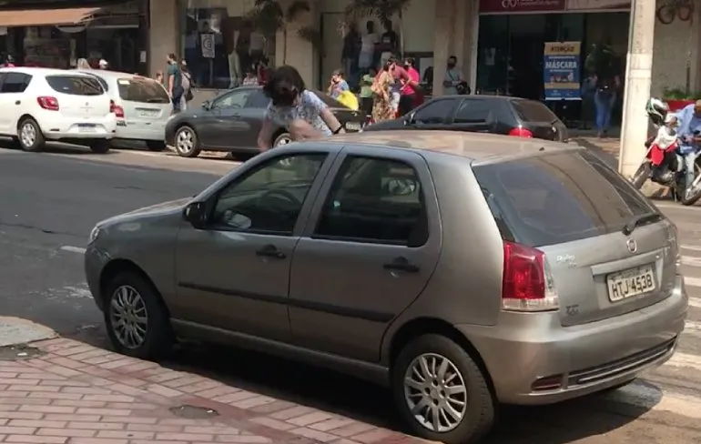 Oversteken met een kleine hindernis geen probleem voor Braziliaanse dame