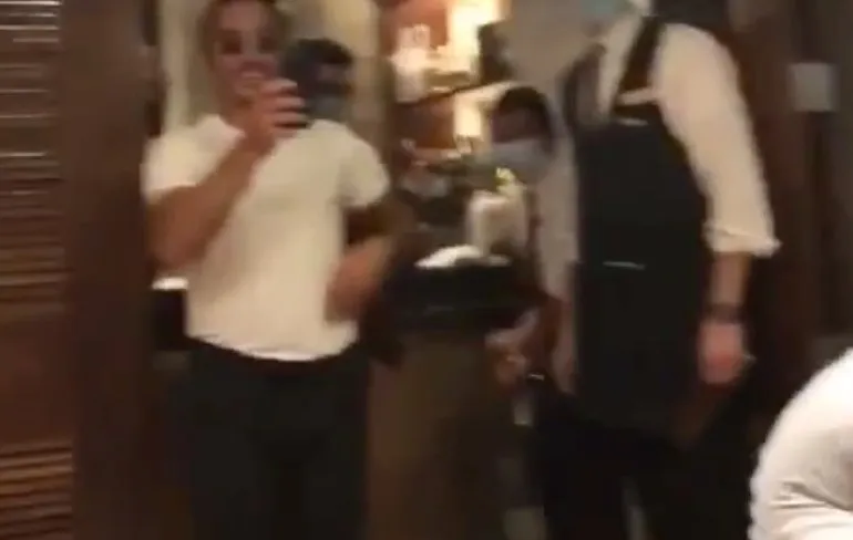 Dame mocht van haar vriendje helemaal niets schudden voor Salt Bae