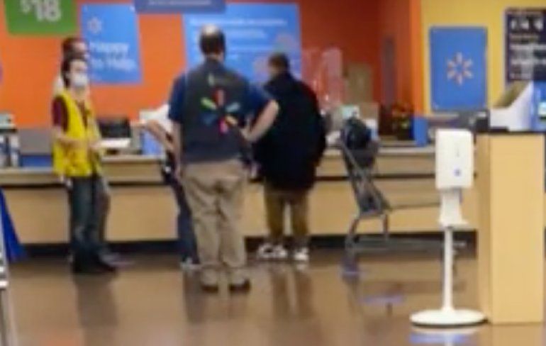 Gast heeft een meltdown omdat hij product uit 2013 niet terug kan brengen bij Walmart
