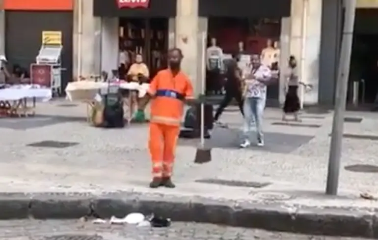 Braziliaanse stratenveger geniet tijdens zijn werk