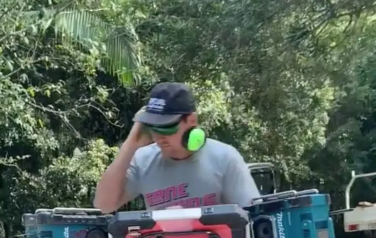 Mannen van de bouw bouwen hun eigen feestje