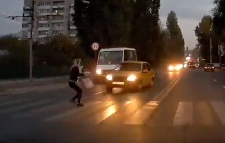 Close call tijdens het oversteken over een zebrapad in Saratov