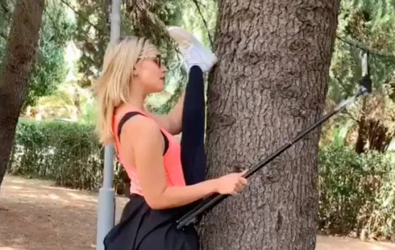 Fitness babe laat even zien wat ze eigenlijk niet kan