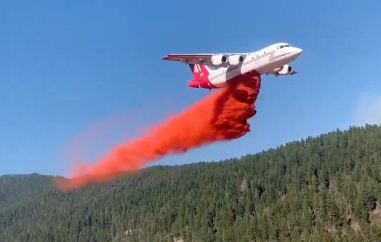 Blusvliegtuig komt even wat langs brengen tegen het vuur