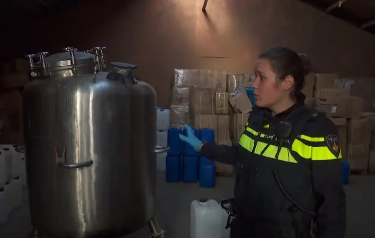 Scotoe Marloes geeft rondleiding door synthetisch drugslab in Eersel