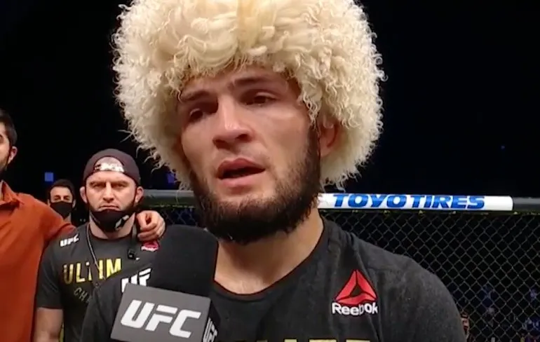 Khabib Nurmagomedov mag niet meer vechten van zijn moeder en stopt