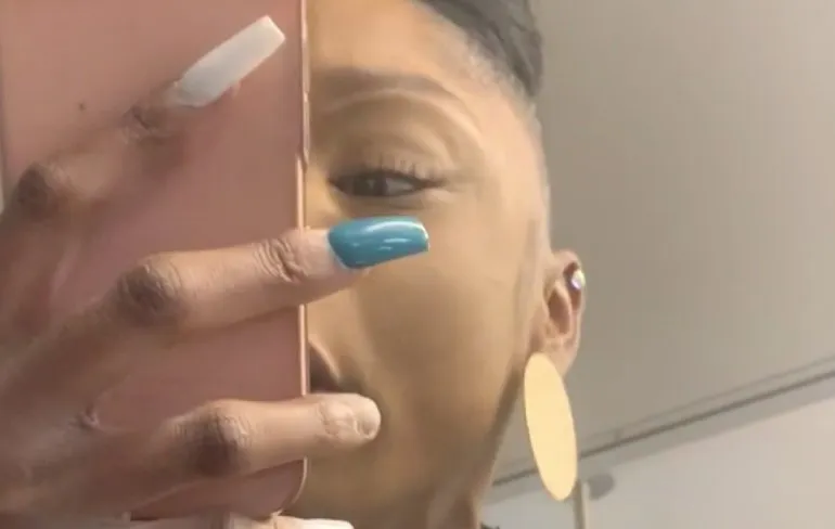 Donkere vrouw laat bagger uit haar mond lopen tijdens subway-ritje