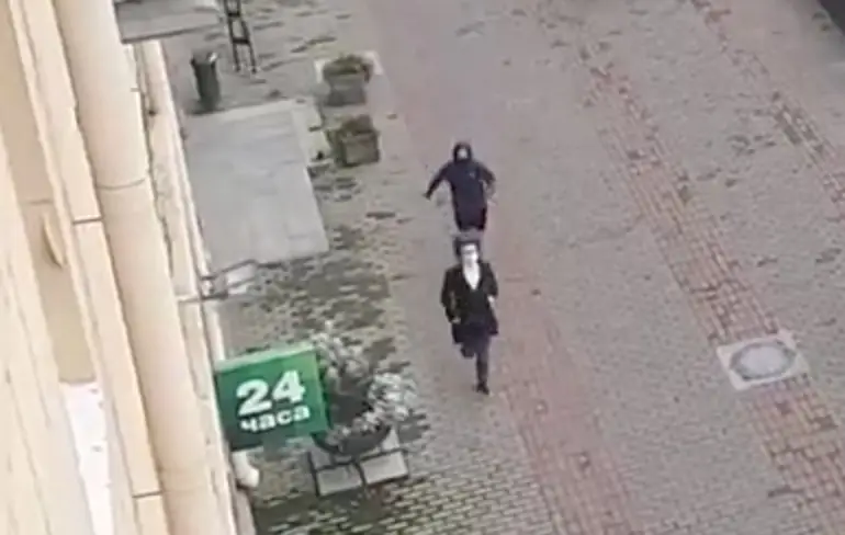 Oproerpolitie in burger verliezen het van meisje met moves in Minsk
