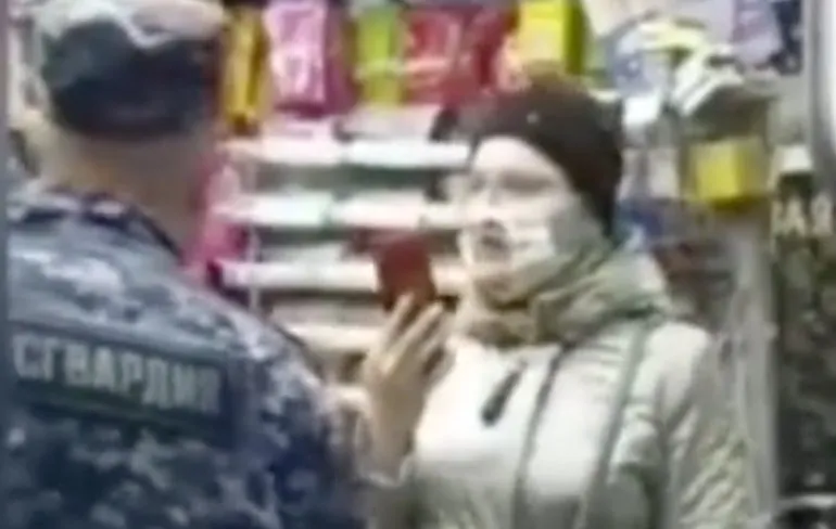 Russische soldaten hebben issue met dame met aangepast maskertje