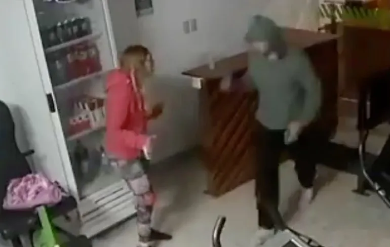 Dame zou mishandeld zijn, alleen laten de CCTV beelden wat anders zien