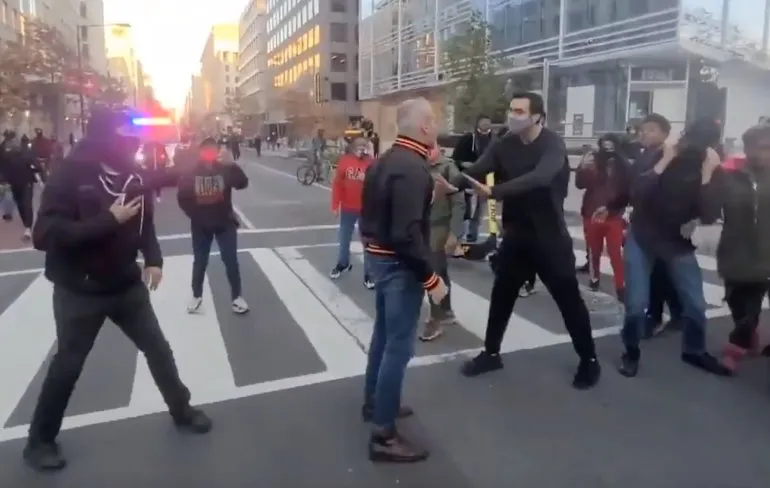 Trump aanhanger komt erachter dat geweld ook tegen je gebruikt kan worden