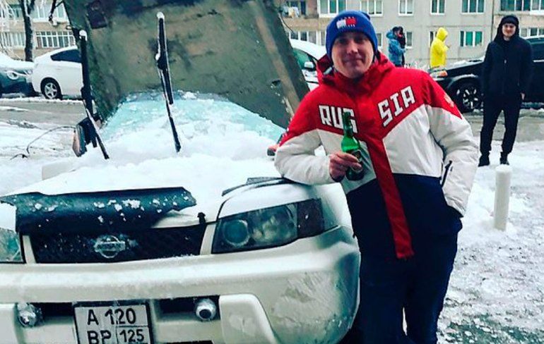 Gast in Vladivostok kreeg betonplaat op zijn auto en ontsnapt aan de dood