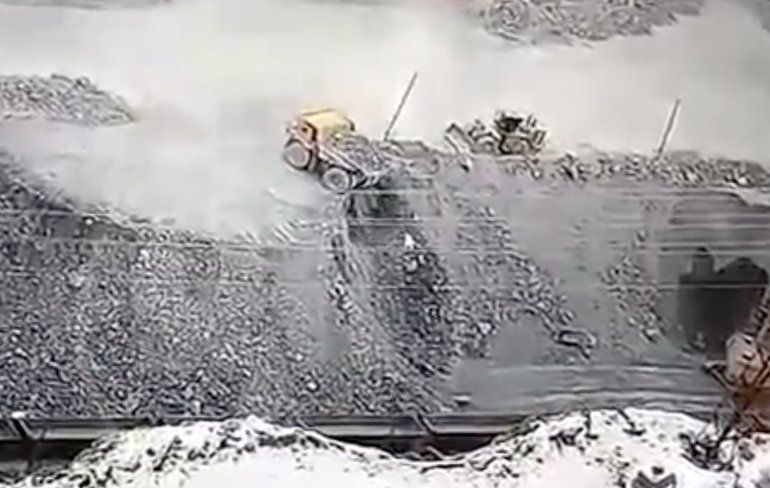 Gigantische vrachtwagen donderde in steengroef van Russische mijn
