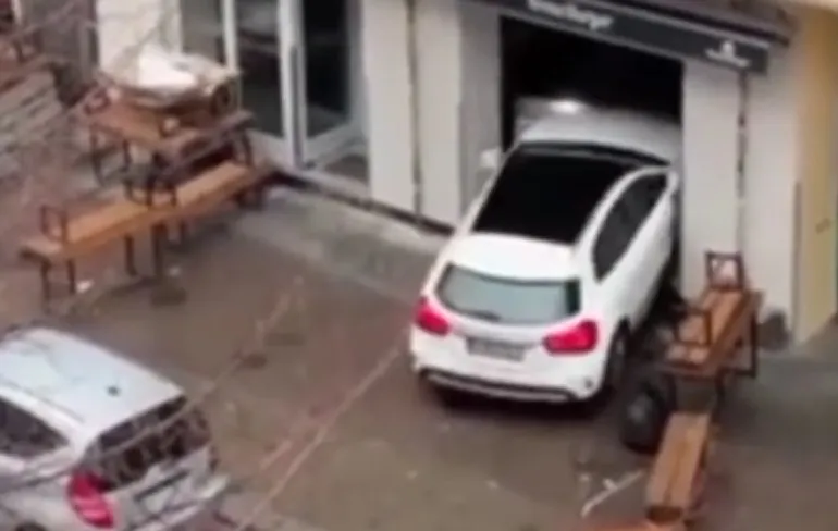 Gast verbouwd voorgevel van hamburger tentje in Berlijn met Mercedes