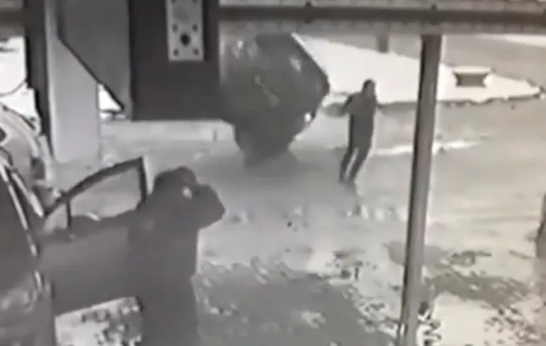 Gast komt door hard te lopen echt heel goed weg in Bobruisk