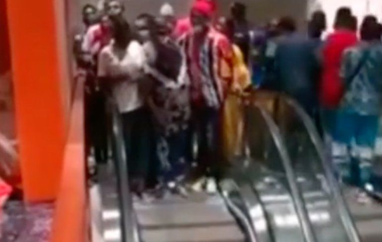 Eerste winkelcentrum van Kameroen geopend en de roltrap stal de show