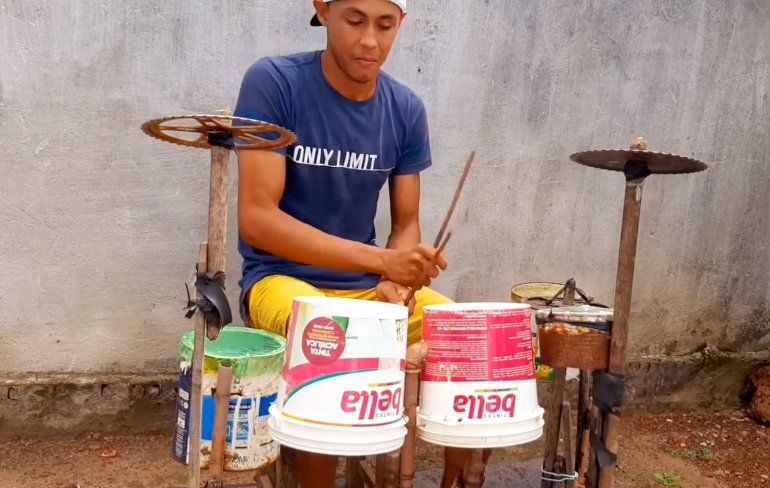 Braziliaan wil graag drummen, dus bouwde hij een drumstel