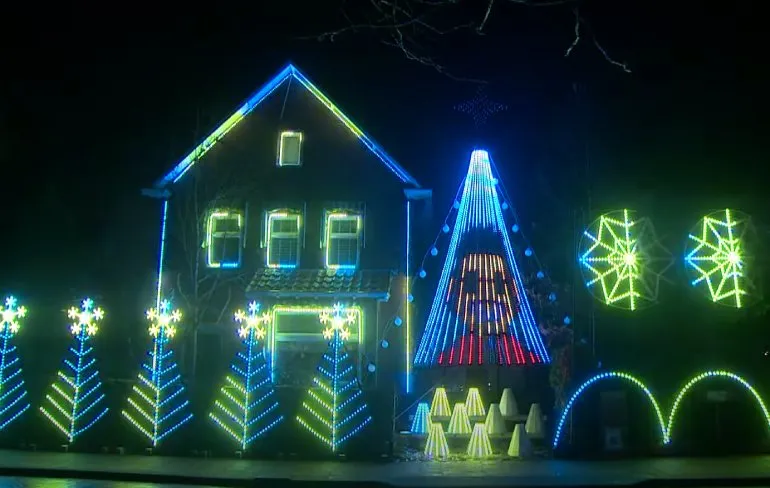 Brabantse Denie steelt de show met kerstversiering op muziek