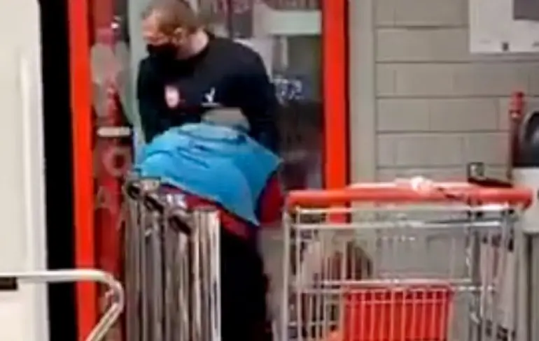 Mondkapjesweigeraar de supermarkt uitgesleept in Den Helder