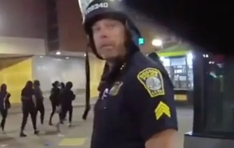 Agent met babbels had even de bodycam van collega niet door