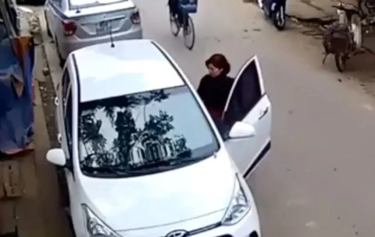 Dame zette auto per ongeluk in achteruit en dat had zo zijn gevolgen