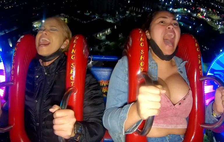 Paola schreeuwt wel een beetje om aandacht met zo'n shirtje in een SlingShot