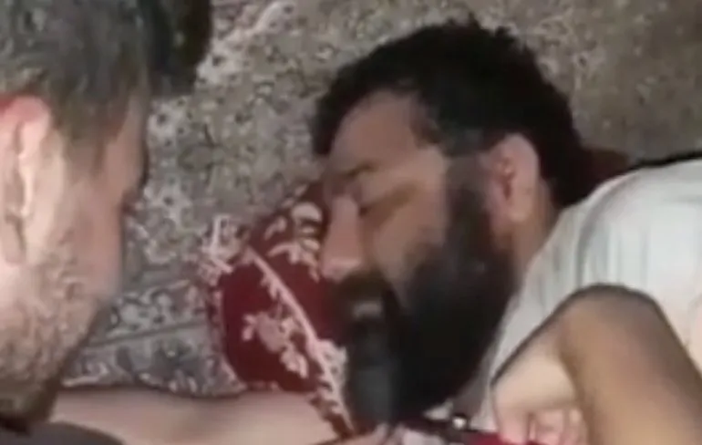 Gast knipt baard van slapende vader en dat doet hij daarna niet nogmaals