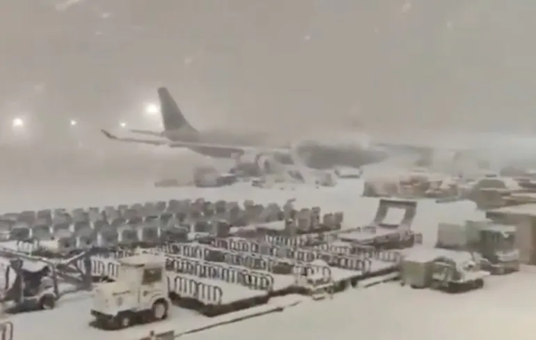 Beetje last van sneeuw op de luchthaven van Madrid