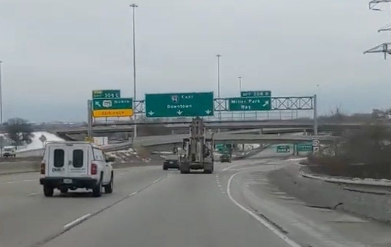 Vrachtwagen raakt viaduct en dat was gelijk het eind van de rit