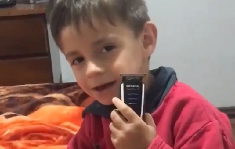 Knaapje vermaakt zich prima met baardtrimmer van zijn pa