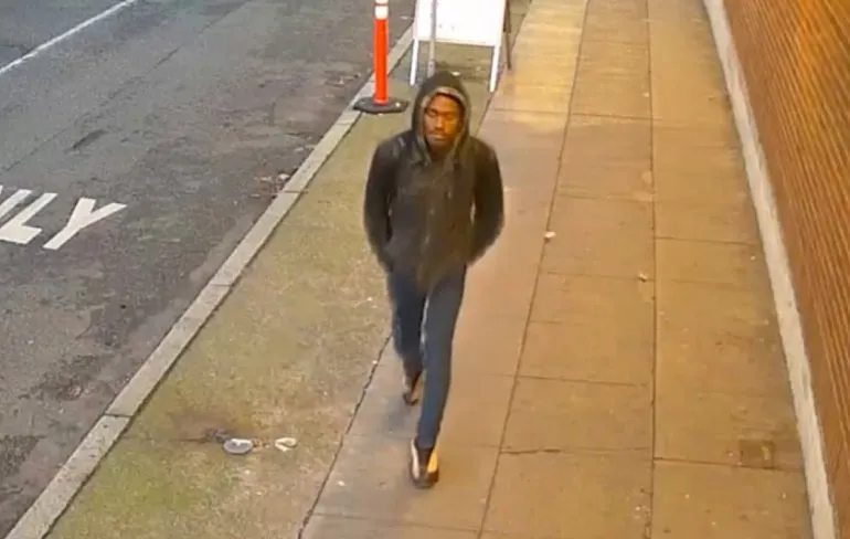 Gek in Seattle schopt vrouwen in het gezicht om niks