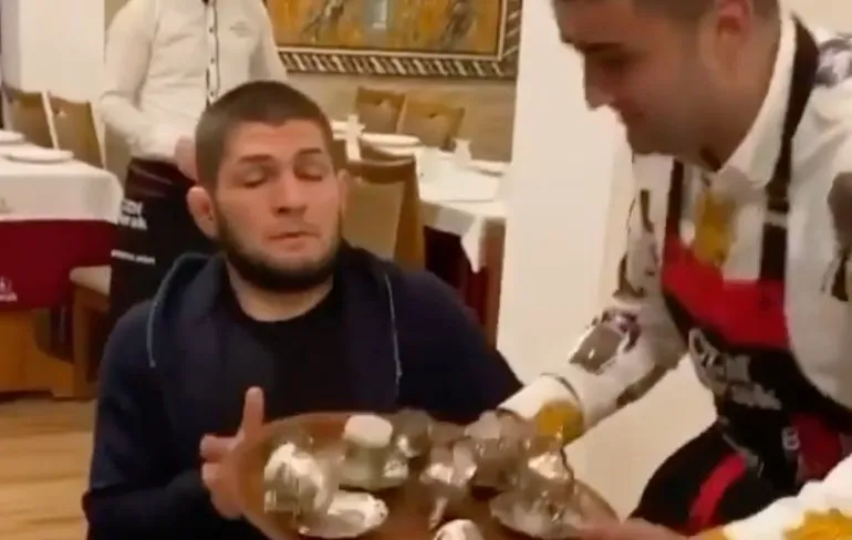 Ford F250 trekt vrachtwagen uit de modder