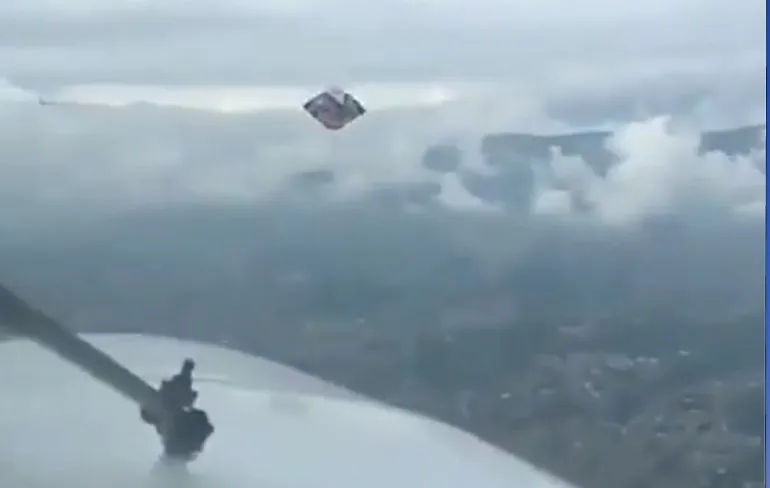 Vliegtuig raakt bijna enorme wensballon