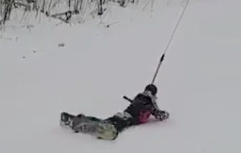 Beginnende snowboarder neemt voor het eerst een sleeplift