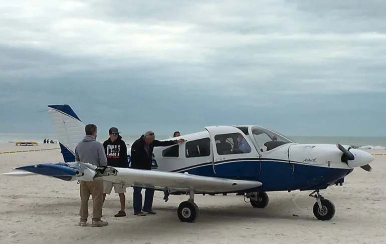 Noodlanding op het strand nabij Tampa na uitvallen van motor