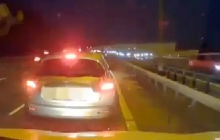 Gek zet auto even stil op de M1 om blaas te legen