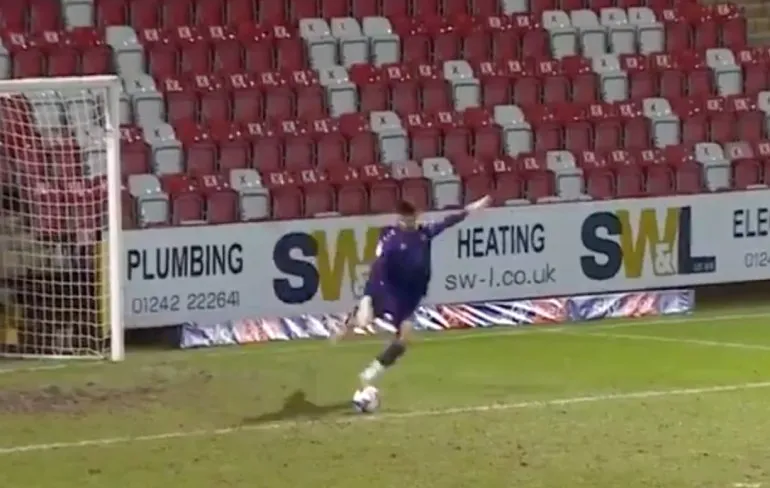 Keeper Tom King maakt zijn naam waar na prachtige goal