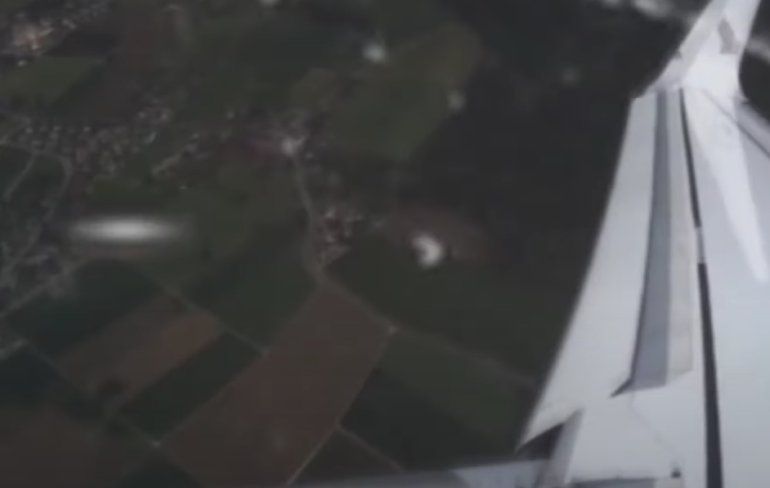 Spannend moment tussen vliegtuig en UFO vastgelegd door passagier Singapore Airlines