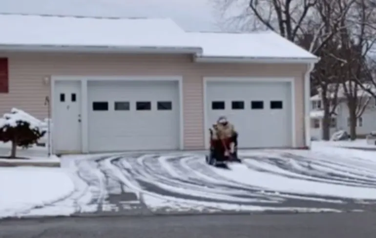 Gast in elektrische rolstoel is een dijk van een sneeuwschuiver