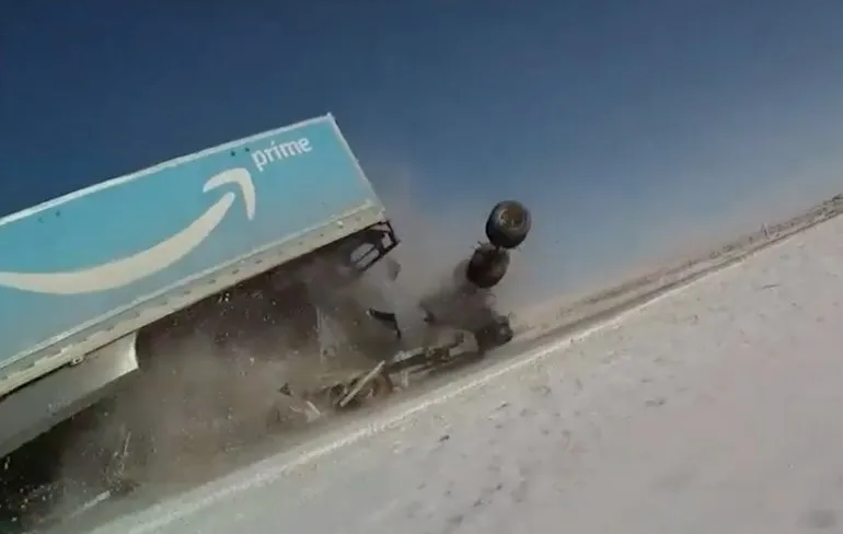 Agent filmt botsing tussen twee semi’s met bodycam