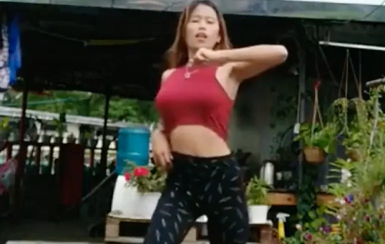 Tik Tok dame haar dansje gaat bijna helemaal goed