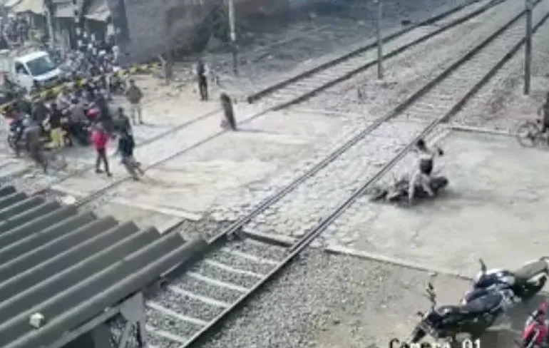 Nieuwe motor gezocht voor Indiër na incident met trein