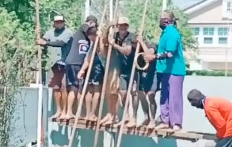 Tamboerijnspeler in een Indiase heiploeg is ook een baan